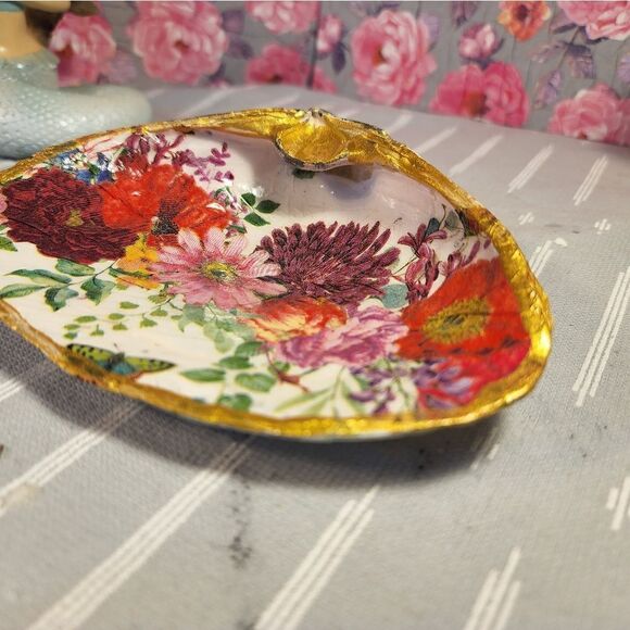 DECOUPAGE CLAM SHELL DECOUPAGE FLOWERS ON A CLAM SHELL TRINKET DISH - Picture 7 of 8